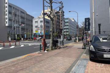 敷地西側の前面道路（南側から）