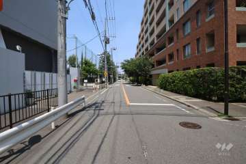 敷地南西側の前面道路(南東側から)