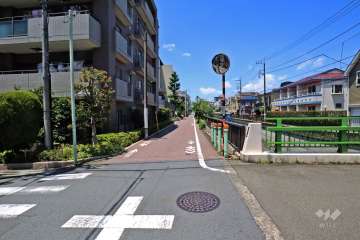 敷地北東側の前面道路(南東側から)