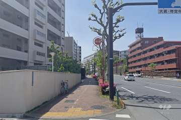 敷地北西側の前面道路は中原街道です（北東側から）。