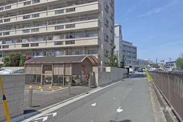 敷地北東側の前面道路は呑川沿いです（南東側から）。