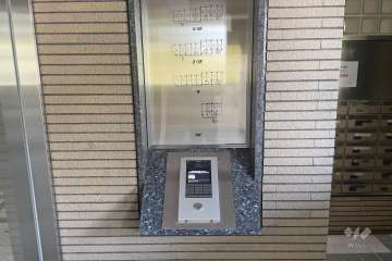 エントランスはオートロック付きです。