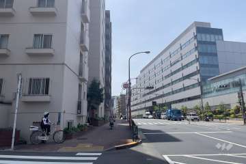 敷地北西側の前面道路（北東側から）