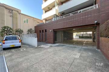 駐車場の出入り口（リングシャッター付き）　　