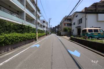 敷地南東側の前面道路(南西側から)