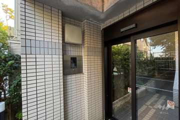 エントランスはオートロック付きです。