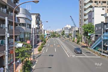 敷地南側の前面道路は都道2号線（中原街道）です（西側から）。