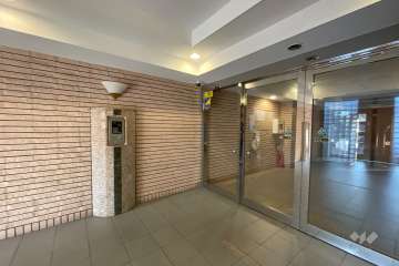 エントランスはオートロック付きです。