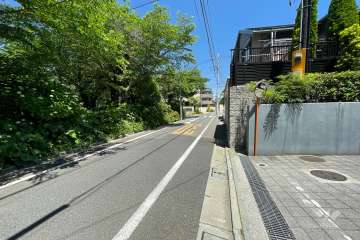 敷地西側の前面道路（南側から）