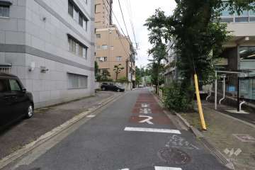 敷地西側の前面道路