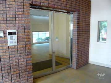 エントランスはオートロック付きです。