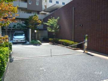 駐車場出入り口はロボットゲート付きです。