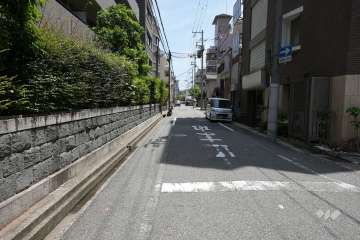 敷地南側の前面道路（西側から）