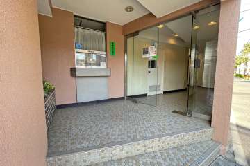 タイル張りのエントランス（管理人室）