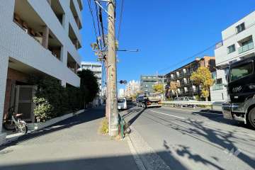 敷地の東側前面道路（南側から）