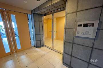 エントランスはオートロック付きです。