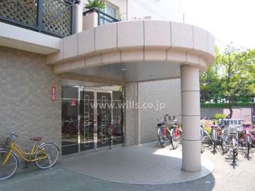 西側のエントランス
