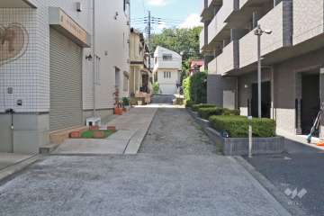 敷地南東側の通路（北東側から）