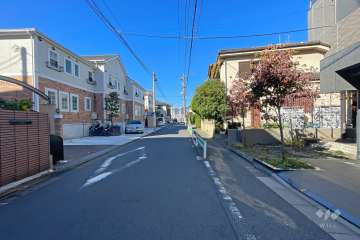 敷地南側の前面道路（東側から）