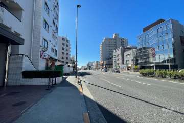 敷地の北西側前面道路（北東側から）