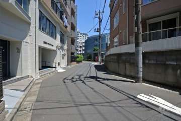 敷地南東側前面道路(南西側から)