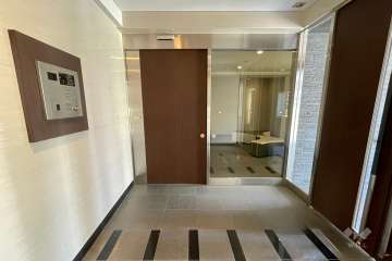 エントランスはオートロック付きです。