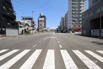 敷地北西側の前面道路は国道1号線です（南西側から）。