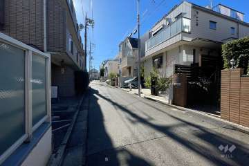 敷地西側の前面道路