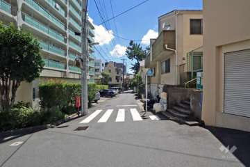 敷地南東側の前面道路(南西側から)