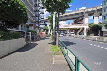 敷地北東側の前面道路は環七通りです(南東側から)。