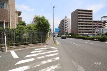 敷地西側の前面道路(南側から)