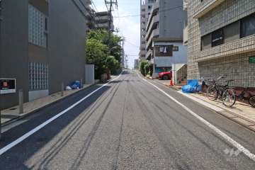 敷地南側の前面道路(東側から)