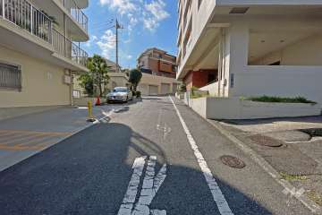 敷地南東側の前面道路（北東側から）