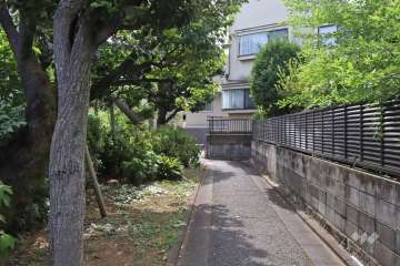 敷地西側の前面道路(南側から)