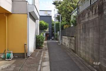 敷地西側の前面道路(南側から)