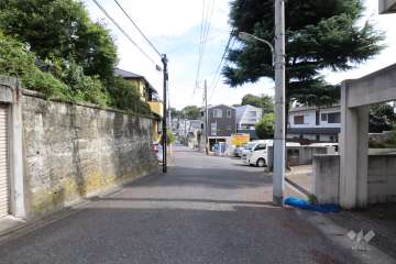 敷地東側の前面道路(北側から)