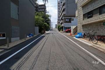 敷地北側の前面道路（東側から）