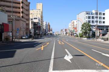敷地北西側の前面道路(北東側から)