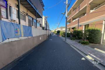 敷地南側の前面道路（東側から）