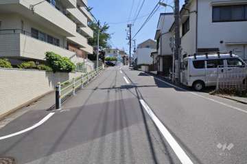 敷地南東側の前面道路（南西側から）