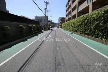 敷地北側の前面道路（東側から）
