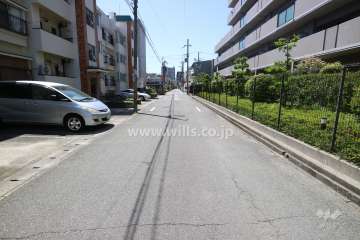 敷地南側の前面道路（東側から）