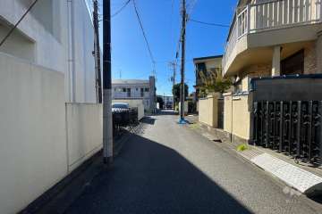 敷地西側の前面道路