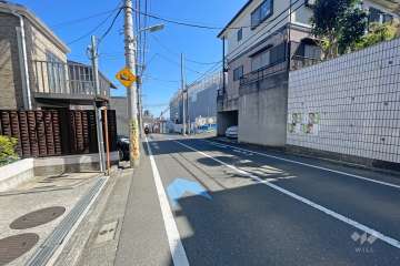 敷地南側の前面道路（西側から）