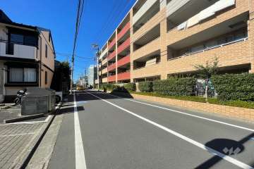 敷地の南側前面道路（東側から）