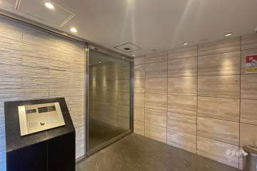 エントランスはオートロック式です。