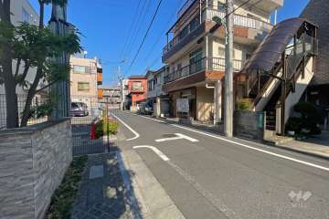 敷地南東側の前面道路（南西側から）