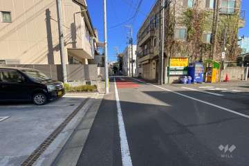 敷地南側の前面道路（西側から）