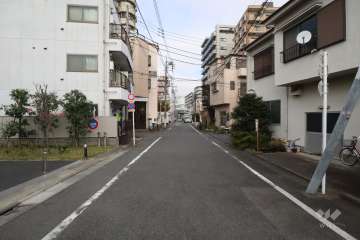 敷地東側の前面道路（南側から）