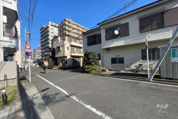 敷地東側の前面道路（南側から）